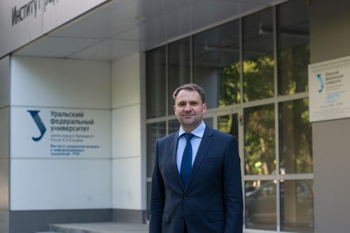 Новым ректором Уральского федерального университета УрФУ станет Илья Обабков, сообщил «Ъ-Урал» источник. Сейчас Илья Обабков является директором института радиоэлектроники и информационных технологий – РТФ, заведующим кафедрой Интеллектуальных информационных технологий. Сам господин Обабков в разговоре с «Ъ-Урал» не стал комментировать назначение и попросил дождаться официального приказа. Ранее наблюдательный совет УрФУ рекомендовал избрать и.о. ректора Виктора Кокшарова на должность президента вуза. Фото: rtf.urfu. ru Подписывайтесь на «Ъ-Урал»