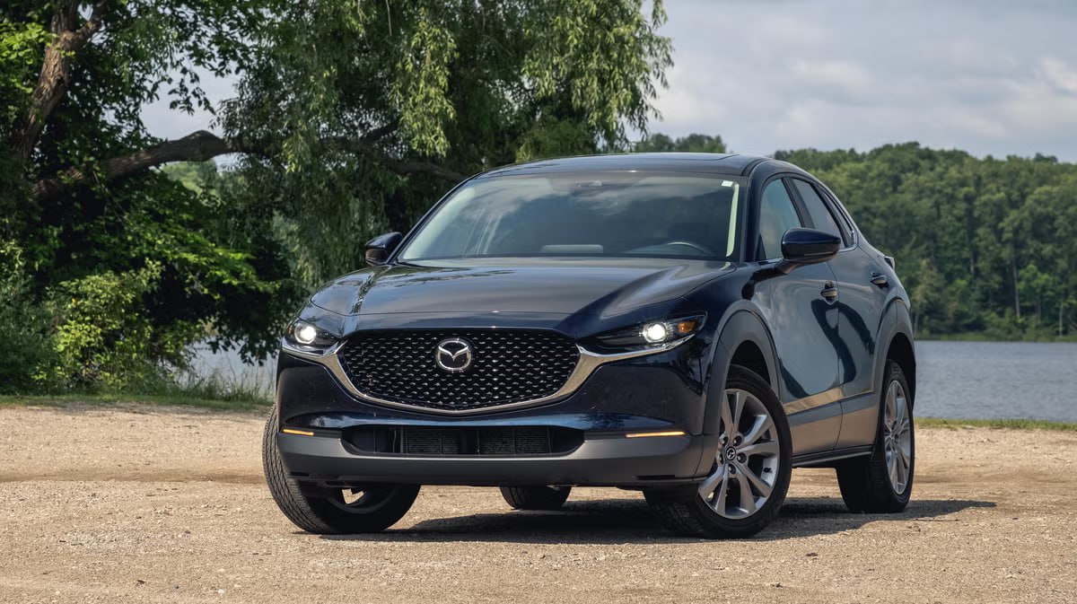 Mazda отзывает сразу 171 тысячу проданных автомобилей из-за критических проблем с подушкой безопасности. Это коснётся 52 тысяч седанов и хетчбэков Mazda 3, а также 120 тысяч кроссоверов CX-30. У них в случае ДТП могут вообще не раскрыться подушки безопасности.