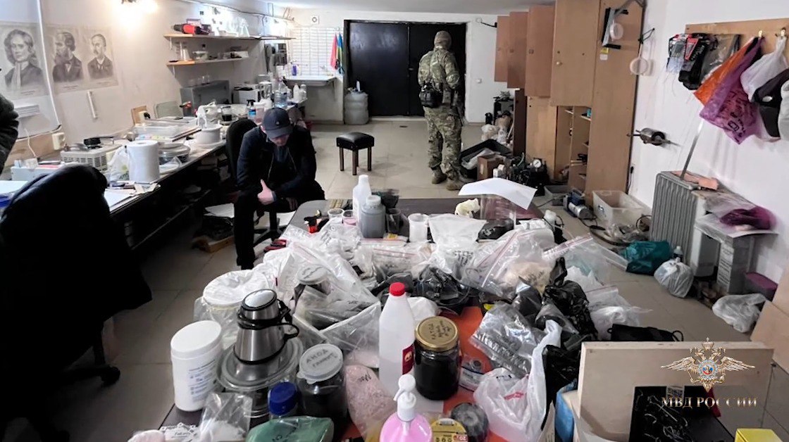 В Ростовской области обнаружили тайники с поддельными 5-тысячными купюрам. В результате оперативники вышли на след ОПГ, которая распространяла фальшивые деньги в Ростовской области, Краснодарском, Ставропольском краях и ЛНР.  По информации МВД России, преступники изготавливали фальшивки в Дагестане, затем переправляли их в регионы, где расплачивались поддельными банкнотами в магазинах. Получив на сдачу настоящие деньги, сообщники из регионов возвращали их 38-летнему организатору в Дагестан.  Возбуждено 40 уголовных дел, задержаны 29 человек. Предполагаемый организатор и его ближайшие сообщники находятся под стражей. Предварительное расследование продолжается.  Фото - МВД России  Подписаться    Прислать новость