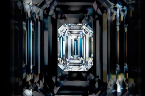 Алроса представила в Москве коллекцию особо крупных инвестиционных бриллиантов Alrosa Diamond Exclusive В рамках предновогодних показов были продемонстрированы девять драгоценных камней весом более 10 карат каждый а также уникальные инвестиционные сеты ALRS Самым дорогим среди представленных на показах стал бесцветный бриллиант классической круглой формы весом 10 04 карата цвета E и чистоты VVS1 Камень исполненный по стандартам Русской огранки и получивший высшие оценки за огранку полировку и симметрию Triple Excellent оценивается примерно в 70 млн рублей jkinvest news jkinvest