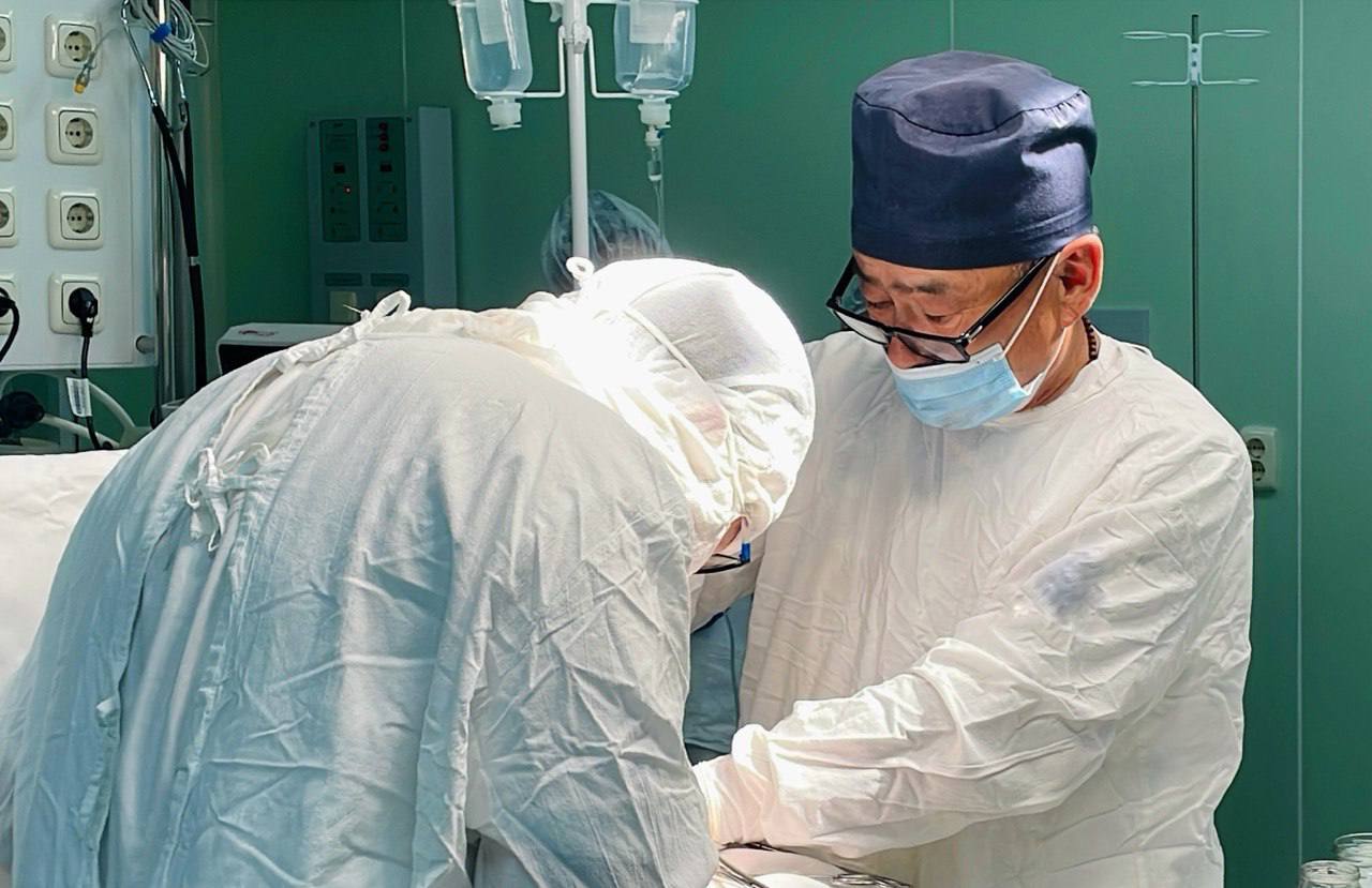 В Бурятии спасли женщину с некрозом кишки В БСМП экстренно прооперировали 37 летнюю пациентку Ей пришлось удалить почти метр поражённого органа Клиническая картина изначально была размытой однако хирурги всё же поставили диагноз мезентериальный тромбоз инфаркт кишечника Это состояние когда из за закупорившего сосуд тромба прекращается кровоснабжение участка кишечника Лишённые кислорода ткани начинают отмирать и развивается некроз Это прямая угроза жизни требующая экстренного хирургического вмешательства пояснили врачи Мезентериальный тромбоз маскируется под обычные боли в животе но может убить Сильная боль кровь в рвоте или стуле слабость сигнал к немедленной помощи Женщина мать семерых детей теперь под наблюдением врачей Ей предстоит долгий путь восстановления но жизнь спасена Канал Макс