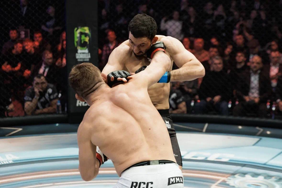 БЕЛЛЛААААААЗЗЗЗЗЗ Владислав Ковалев побеждает Армена Петросяна во втором раунде удушающим приемом Белаз сумел перевести Армена в партер где уверенно забрал спину и задушил своего соперника Подпишись на Meta MMA Meta MMA в MAX Наш канал в ВК