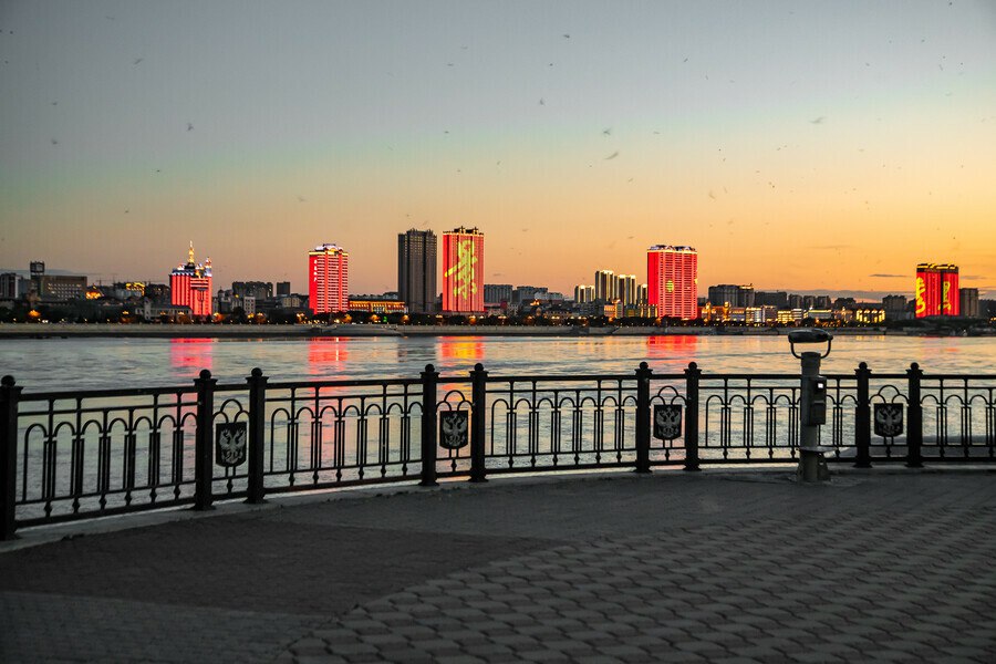 Управление ФНС по Амурской области зафиксировало рост налоговых поступлений в туристической отрасли Управление ФНС по Амурской области провело проверку в гостиничном бизнесе и общепите Благовещенска где за 9 месяцев 2025 года выручка прошедшая через контрольно кассовую технику выросла более чем на 15 по сравнению с аналогичным периодом прошлого года С 2020 года регион активно развивает туристическую инфраструктуру в рамках создания трансграничного кластера с Китаем Введение льготных режимов УСН со сниженными ставками и запуск проекта Золотая миля привлекли новых игроков однако выявили проблему серой занятости в малых средствах размещения Пять лет ФНС Амурской области планомерно внедряла систему отраслевого контроля направленную на исключение недобросовестной конкуренции через занижение выручки К 2026 году ожидается легализация доходов которая позволит региону претендовать на расширение федеральных субсидий по нацпроекту Туризм и индустрия гостеприимства Объем налоговых отчислений является ключевым KPI для выделения бюджетных средств на инфраструктуру