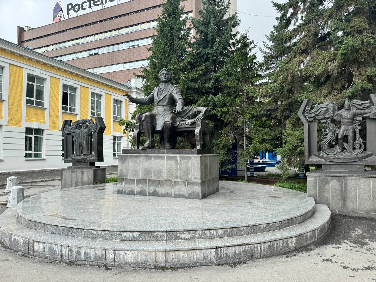 МАУ «Горзеленхоз» объявило конкурс на поиск подрядчика, который займется благоустройством территории, прилегающей к памятнику М. И. Глинке – аллее связистов имени А. И. Никулина на ул. Щетинкина «Объявили конкурс на благоустройство территории у памятника М. И. Глинке – аллее связистов имени А. И. Никулина на улице Щетинкина. Подрядчику предстоит заменить покрытие, установить новые бордюры и плитку, переустановить люки, провести освещение», – рассказал в своём телеграм-канале мэр Новосибирска Максим Кудрявцев. Сначала строители проведут демонтаж и земляные работы, затем установят водоотводные лотки, монтируют гранитные бортовые камни. Также установят велопарковку, малые архитектурные формы и подготовят почву для газона. Площадь проектируемой территории – более 600 квадратных метров, начальная сумма контракта составляет 15 949 540 рублей. Победитель тендера должен выполнить благоустройство до 20 октября 2025 года.