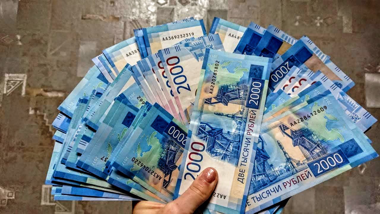 Объем обналичивания денежных средств в российском банковском секторе снизился на 19 По итогам первого полугодия 2025 года Центральный банк зафиксировал значительное падение объемов сомнительных операций по выводу наличных средств Основные причины снижения связаны с уменьшением количества мошеннических транзакций и улучшением контроля над операциями юридических лиц и индивидуальных предпринимателей Объем обналиченных денежных средств в банковском секторе в первой половине 2025 года упал на 19 составив 15 9 миллиардов ру Читать на сайте ИА Бизнес код Банки Центробанк