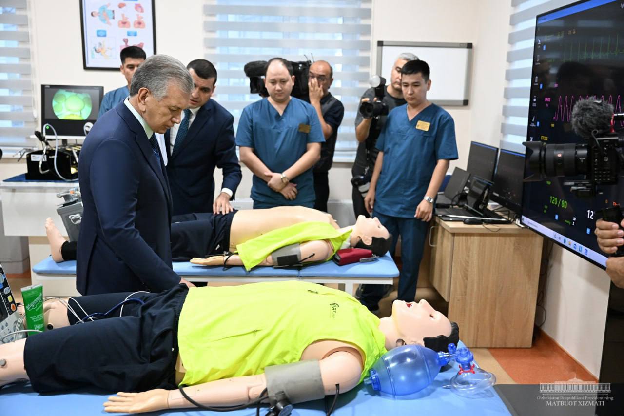 Во второе воскресенье ноября отмечается День медицинских работников президент поздравил представителей сферы перечислил достижения и пообещал уделять должное внимание развитию системы здравоохранения Укрепление мира и здоровья народа остаются приоритетом государственной политики а труд медицинских работников и впредь будет достойно оцениваться Шавкат Мирзиёев