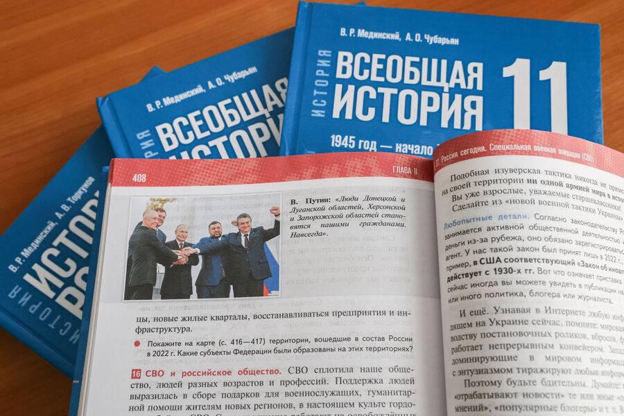 Единый учебник по истории Донбасса и Новороссии представят к началу 2025/26 учебного года Учебник по истории Донецкой Народной Республики уже разработан. Единый учебник по региональной истории готовится для школ Донбасса и Новороссии. Работу должны завершить к началу 2025/26 учебного года. Об этом сообщил министр образования и науки ДНР Олег Трофимов. Глава ведомства отметил, что в новом учебном году в школах воссоединенных субъектов РФ появится предмет, посвященный истории регионов. Он добавил, что учебник по истории ДНР уже разработан. Сейчас готовится единый учебник для Луганской Народной Республики, Запорожской и Херсонской областей. Кроме того, Олег Трофимов подчеркнул, что над созданием учебника трудятся донецкие историки. Курирует эту работу Минпросвещения России. В декабре 2024 года в Минобрнауки Запорожской области сообщили , что в разработке учебников «История нашего края» участвует Виктор Гнедашев, учитель истории и известный краевед региона. #Образование