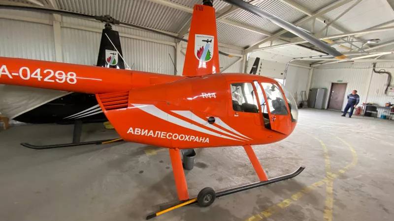 Гостиница "Колос" вновь пытается избавиться от вертолета Robinson Начальная цена — 13,6 млн рублей. В прошлый раз вертолет 2008 года выпуска, модели Robinson Helicopter Company R-44 Raven II , пытались продать в мае за эти же деньги. Торги о продаже вертолета на данный момент еще не стартовали: идет сбор заявок до 8 сентября 2025 года. Судя по надписям "Авиалесоохрана", данную технику могли использовать для мониторинга лесных пожаров. Однако как они оказались в собственности гостиницы, и использовало ли их краевое учреждение, неизвестно. ТОЛК