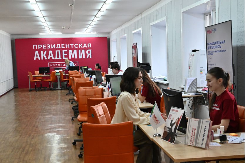 Проект «Герои НовоСибири» готов к старту в Новосибирской области  Программа нацелена на подготовку ветеранов и участников СВО к управленческим должностям. Заместитель губернатора Константин Хальзов подтвердил готовность проекта, который начнётся 1 июля. Все учебные локации полностью оборудованы для эффективного обучения.  «Герои НовоСибири» предлагает 10-месячное обучение для 30 участников в каждом потоке. Учебный план включает более 500 часов и модули по госуправлению и экономике.  Для участников проекта предусмотрены комфортные условия проживания и обучения. На территории академии созданы гостиничный комплекс, спортивные и тренажерные залы.  Фото: пресс-служба правительства Новосибирской области     Прислать новость