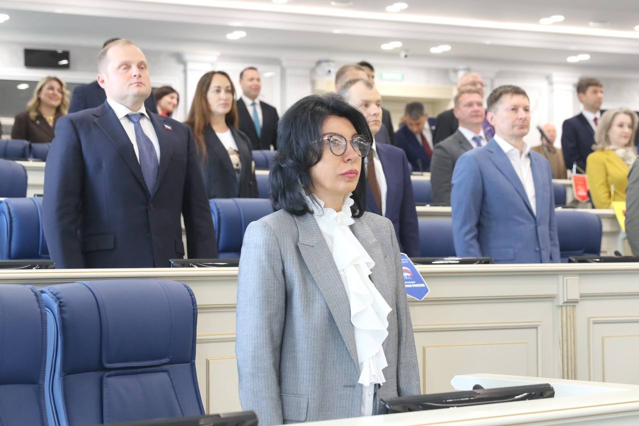 Депутаты областного парламента приступили к завершающей осенне весенней сессии Законодательного собрания 7 го созыва Первая после летнего перерыва сессия Законодательного собрания получилась насыщенной и содержательной Из 40 рассмотренных законопроектов четверть посвящена вопросам социальной поддержки жителей в том числе участников СВО и их семей Сегодня рассматривались в том числе вопросы установления новых единовременных денежных выплат на строительство жилья и совершенствования порядка бесплатного предоставления земельных участков оказания бесплатной юридической помощи Ленинградская область социально ответственный регион Мы продолжаем совершенствовать систему поддержки так чтобы она становилась прозрачнее понятнее и эффективнее отметила вице губернатор по внутренней политике Анна Данилюк Также по инициативе Губернатора Ленинградской области областные парламентарии учредили новое региональное почётное звание Почётный эколог команда47