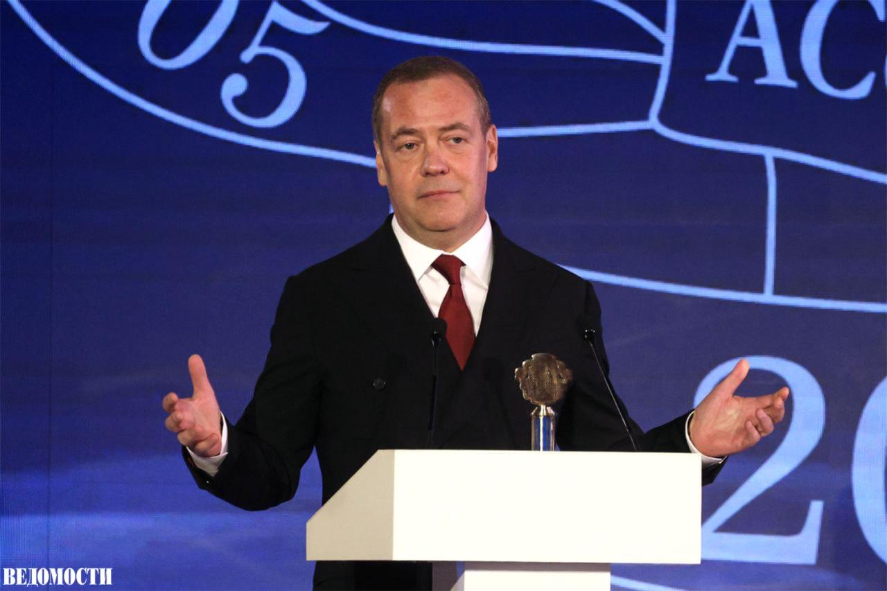 Зампред Совбеза РФ Дмитрий Медведев стал лауреатом премии Юрист года 2025 Награду также получил председатель Ассоциации юристов России Сергей Степашин Посмертно премия присуждена экс председателю Верховного суда Ирине Подносовой Все они отмечены наградой в номинации За особый вклад в развитие государства и права В номинации Правозащитная деятельность премию получил председатель правления Ассоциации юристов России экс губернатор Тульской области Владимир Груздев Подпишитесь на Ведомости