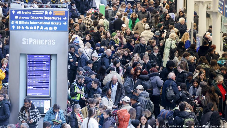 Поезда из Лондона в страны ЕС отменены в тоннеле под Ла Маншем перебои с электроснабжением Все поезда из Лондона в направлении Парижа Амстердама и Брюсселя отменены до дальнейшего уведомления из за отключения электроэнергии в Евротоннеле под проливом Ла Манш объявила компания Eurostar Это привело к поломке одного из поездов К полудню 30 декабря были отменены не менее 12 рейсов многие другие были задержаны Также сообщается о значительных задержках на стойках регистрации и пограничном контроле Сотрудники лондонского вокзала Сент Панкрас рекомендовали пассажирам Eurostar отложить свои поездки и забронировать билеты на более позднюю дату передают британские СМИ На фото пассажиры Eurostar на вокзале в Лондоне dwglavnoe