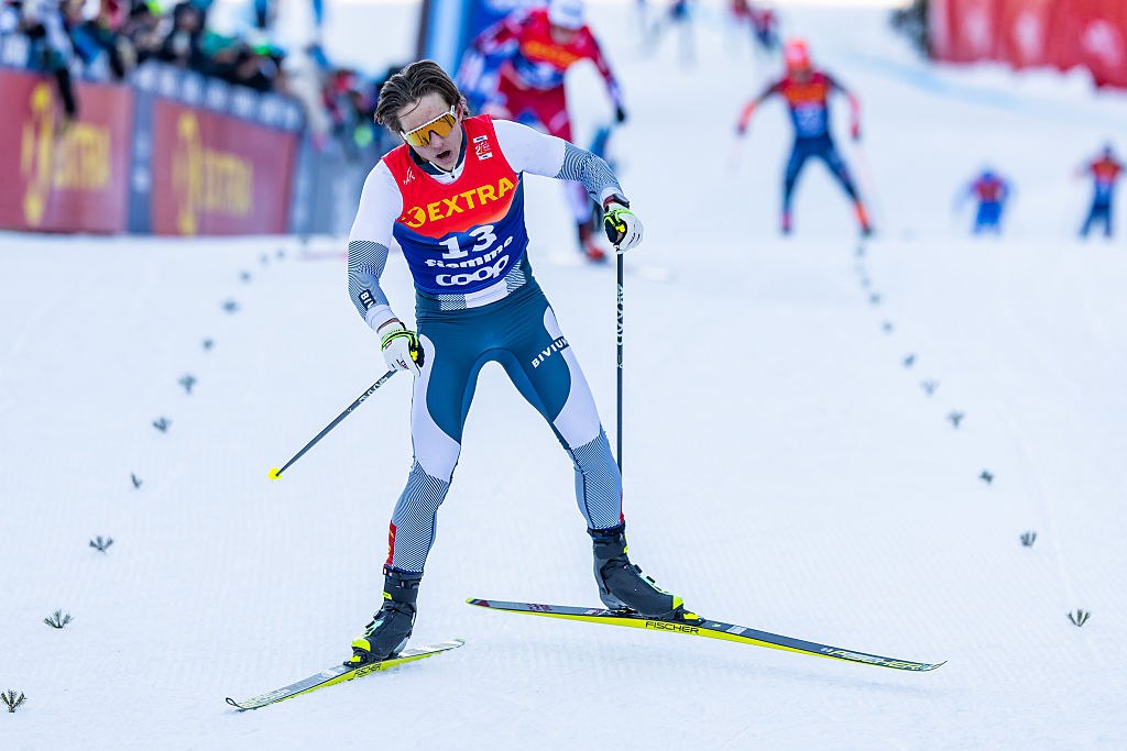 Коростелёв пятый в гонке с раздельным стартом на этапе Кубка мира по лыжным гонкам в Оберхофе Победу одержал норвежец Мартин Нюэнгет 10 км классическим стилем он преодолел за 21 минуту 9 1 секунды Второй финн Ийво Нисканен 13 8 третий норвежец Эрик Валнес 14 5 Савелий уступил победителю 24 2 секунды news matchtv Grega Valancic Getty Images