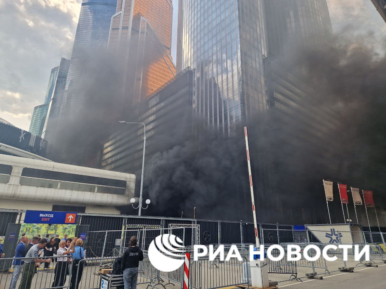 Задымление произошло в "Москва-Сити" рядом с Национальным центром "Россия", на место подъехала "скорая", передает корреспондент РИА Новости