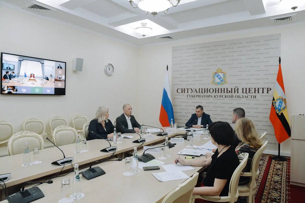 В Госдуме обсудят возможность сохранения земельных участков за жителями курского приграничья В обсуждении вопроса изменения законодательства приняли участие Александр Хинштейн, вице-спикер Госдумы Виктория Абрамченко, другие депутаты, коллеги из Минстроя, Росреестра, а также их Брянской и Белгородской областей. Сейчас, чтобы получить сертификат взамен разрушенного жилья, человек должен отказаться от него и от земли под домом в пользу государства. Люди с этим не согласны и хотят вернуть участок. Правительство Курской области подготовило поправки в федеральные законы: людям, чьё жильё было утрачено в результате обстрелов со стороны ВСУ, возвращать землю в собственность бесплатно. При этом предлагается установить 3-летний мораторий на отчуждение гражданами таких земельных участков. Госдума, федеральные ведомства, а также Белгородская и Брянская области полностью поддержали инициативу нашего региона. Вопрос был взят в детальную проработку. К тому же, все сошлись во мнении, что у человека должен быть выбор: оформлять землю сразу в собственность или в безвозмездное пользование с правом последующего выкупа. Сейм Курская область