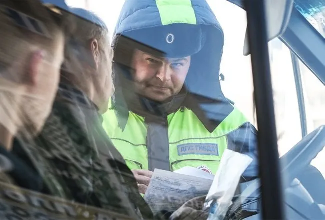 В России могут упростить автомобилистам обжалование штрафов Такой запрос депутаты от партии Новые люди во главе с вице спикером ГД Владиславом Даванковым отправили в МВД На портале государственных услуг предлагается создать сервис для обжалования всех автомобильных штрафов независимо от органа должностного лица или учреждения вынесшего постановление При использовании такого сервиса будет автоматически подтягиваться само постановление а также сведения о транспортном средстве дате и месте нарушения органе который вынес штраф сроке обжалования Автоматом станут добавляться и иные необходимые данные При таком раскладе гражданину останется только выбрать из списка основания жалобы при необходимости приложить дополнительные материалы и в режиме онлайн направить обращение в соответствующий орган либо суд Одновременно депутаты считают важным сохранить для гражданина альтернативное право по своему выбору подать жалобу лично или направить ее по почте Парламентарии призвали министерство совместно проработать инициативу с Минцифры в случае ее одобрения Читать нас в MAX