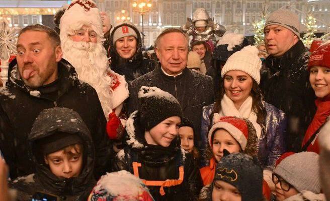 Председатель петербургского ЗакСа Александр Бельский показал язык на открытии главной ёлки города. Питерцы начали обсуждать забавное фото в сети.   «Дети подразнили, я ответил… Ёлка дала возможность мне прославиться с определенной фотографией. Это же жизнь, так случилось», — пояснил Бельский.