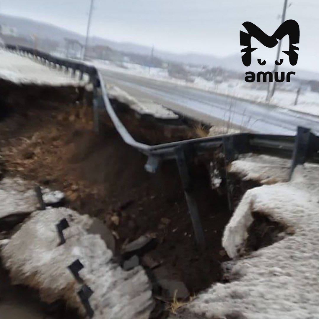 Огромные волны уничтожают пляж и дорогу на Сахалине.  Непогода на острове бушует не первый день. Как итог: трасса у села Охотское вот-вот обрушится. Без повреждений не остался и ближайший пляж: там сломан деревянный настил, повсюду валяются куски льда.