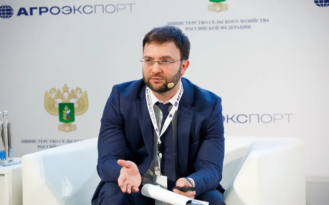 Максим Титов покинул пост замминистра сельского хозяйства. «Освободить Титова Максима Александровича от должности заместителя министра сельского хозяйства по его просьбе», — говорится в тексте распоряжения правительства. Титов работал в Минсельхозе с 2019 года, сначала в должности директора Департамента регулирования рынков АПК. В ноябре 2023 года занял пост замминистра. Подробнее. Фото: «Агроэкспорт»