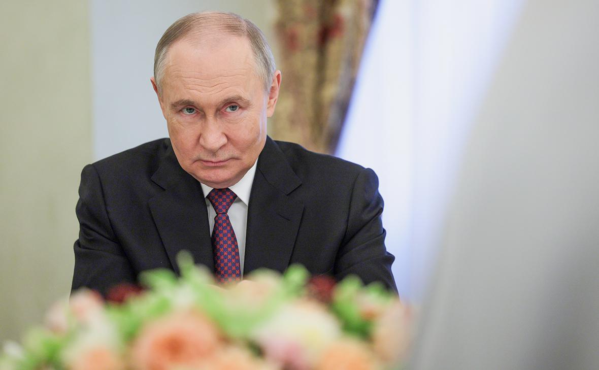 Россия согласилась на минские соглашения по Украине, потому что в них хотелось верить — Путин. Москва, подписывая эти договоренности, рассчитывала на их соблюдение, но страну просто надули, отметил президент. Другие заявления Президента: Россия была вынуждена в 2014-м принять решение о поддержке крымчан и севастопольцев; Россия с 2014-го сделала сильный рывок благодаря тем санкциям, которые Запад ввел после крымских событий; Россия специально не готовилась к СВО; Начинать СВО в 2014-м было нереалистично — Россия не была готова к фронтальному противостоянию с коллективным Западом; Россия, по сути, в одиночку противостоит всему коллективному Западу; России нужно в будущем учитывать опыт минских соглашений. Оперативно о политике