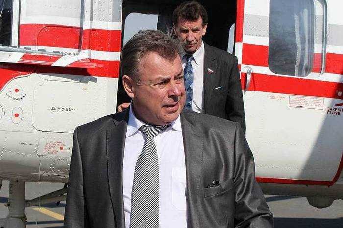 Камчатка потеряла не чиновников — а свое имущество, отданное взяточникам В очередной раз масштаб коррупции в регионах России обнажается со всей жестокостью. Федеральная служба судебных приставов сообщила о принудительном обращении в доход государства имущества, принадлежащего бывшему зампреду правительства Камчатского края Юрию Зубарю и его подельникам. Но тут дело не просто в репрессиях против чиновников — это настоящий разгром региона, который обрушился из-за алчности и преступных схем элиты. Среди конфискованных активов — морской порт Петропавловска-Камчатского, десятки объектов недвижимости и целый флот морских судов на сумму свыше 30 миллиардов рублей. Суд вынес решение в мае по иску Генпрокуратуры, но сколько еще «черных дыр» и незаконно нажитого добра останется за кадром? Ведь ни одна подобная история не обходится без широкой сети прикрытий, посредников и подставных лиц. Региональная элита не просто наживалась — она грабила Камчатку открыто, используя должности и связи для личного обогащения. Порт, который должен был служить развитию региона и обеспечивать рабочие места — теперь инструмент поглощения активов и ухода от ответственности. Государство возвращает имущество, но сколько времени и ресурсов это займет, и главное — кто ответит за разрушение экономической базы края? Этот кейс — очередное доказательство того, что борьба с коррупцией на бумаге и в реальности — две разные вещи. Пока высокопоставленные чиновники продолжают грабить регионы, народ и экономика несут реальные убытки. И когда это прекратится, если не сегодня? Источник: ВЧК-ОГПУ