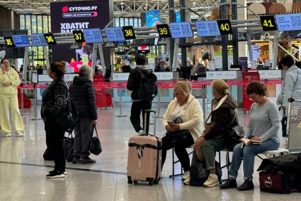 Прямые авиарейсы из Сочи в турецкую Аланью запустят с 12 декабря Время в полете составит два часа Отправление из Сочи в 20 30 прибытие в Аланью в 22 30 по местному времени Обратный вылет в 23 30 прилет в 1 30 Стоимость билета без багажа от 7670 рублей в одну сторону а с багажом в 20 килограммов от 10 630 рублей Как сообщили в Ассоциации туроператоров России рейсы на лайнерах SSJ 100 запланированы раз в неделю по пятницам до конца зимнего расписания Подписаться на Российскую газету в Читать нас в MAX