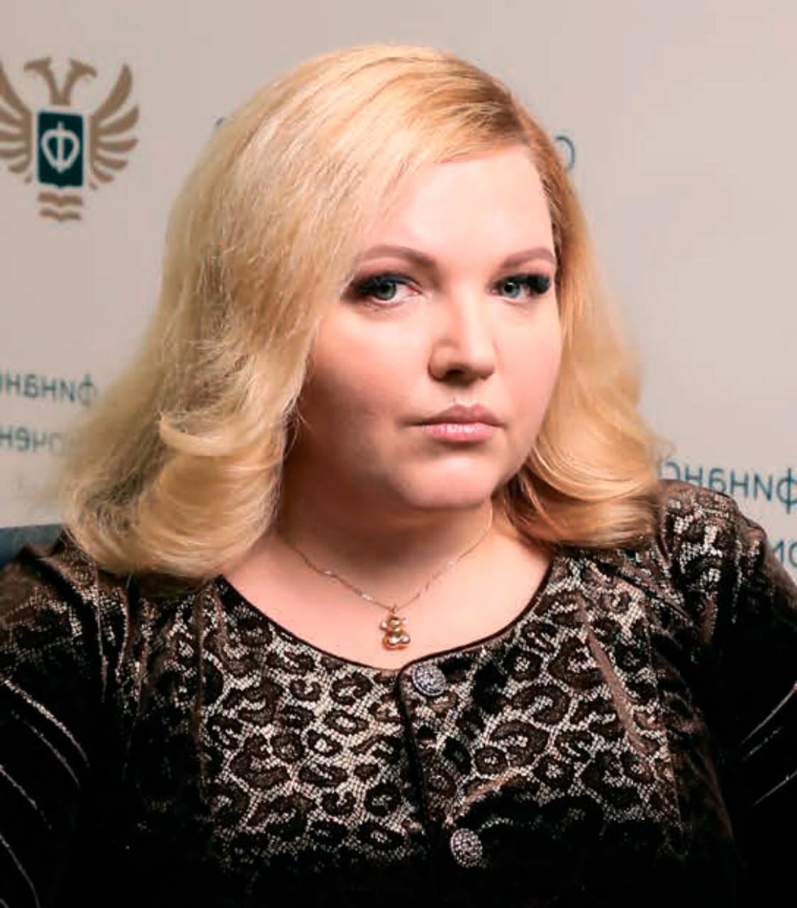 Страховой рынок обсуждает стремительное увольнение в один день главы АНО СОДФУ Ольги Крайновой На сайте организации указано, что Ольга Крайнова «приняла решение» продолжить карьеру за пределами службы, сосредоточившись на реализации иных проектных инициатив. Также там приведена обезличенная благодарность за проделанную работу.