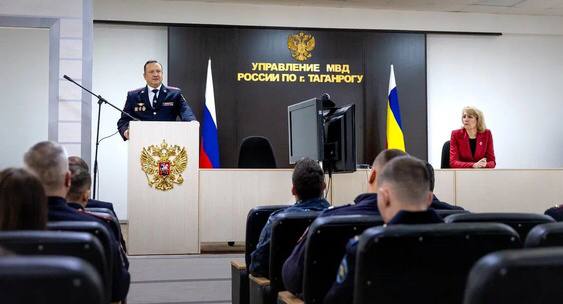 В Таганроге ФСБ обыскала дом главы МВД Грекова.   К начальнику Управления МВД Таганрога Владимиру Грекову нагрянули с обысками коллеги из УФСБ России по Ростовской области.   «Обыски связаны с уголовным делом аксайских гаишников. Греков до назначения в Таганрог занимал должность начальника Управления МВД Аксая»   Грекова назначили руководить полицией Таганрога 1 апреля этого года. На представлении личному составу присутствовал уже экс-градоначальник Таганрога Андрей Фатеев, который высказал надежду, что Греков сумеет заслужить уважение горожан.   Напомним, а августе чекисты задержали начальника ГИБДД Аксайского района за крышевание штрафстоянки. Примечательно, что шефа сдали его же подчинённые.   DIP Отношения