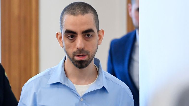 Суд в Нью‑Йорке приговорил напавшего на писателя Салмана Рушди к 25 годам заключения Гражданина США Хади Матара приговорили к 25 годам лишения свободы по делу о покушении на писателя Салмана Рушди. Об этом сообщает Associated Press. В своем последнем слове Матар заявил, что верит в свободу слова, и назвал Рушди «лицемером», который «хочет издеваться над другими людьми». 25 лет заключения — максимальное наказание, которое мужчине запросила сторона обвинения, отмечают журналисты. Кроме того, Матар признан виновным в нанесении ранений еще одному человеку, который находился на сцене вместе с Салманом Рушди в момент покушения. По этому делу нападавшего приговорили к семи годам заключения. Этот срок будет отбываться «параллельно» вместе с первым наказанием. На британского писателя индийского происхождения Салмана Рушди было совершено покушение в августе 2022 года. В момент его публичного выступления Хади Матар напал на писателя и стал бить кулаками и ножом. В результате Рушди потерял правый глаз и получил ранение в области горла. В 1988 году Рушди выпустил свой четвертый роман «Сатанинские стихи», который моментально вызвал массовые протесты по всему мусульманскому миру. Через год глава Ирана аятолла Рухолла Хомейни выпустил против писателя фетву, которая призывает к его убийству. По версии Минюста США, Матар напал на Рушди, чтобы выполнить эту фетву. Хади Матар. Фото: Sky News Подписаться на «Новую-Европа»