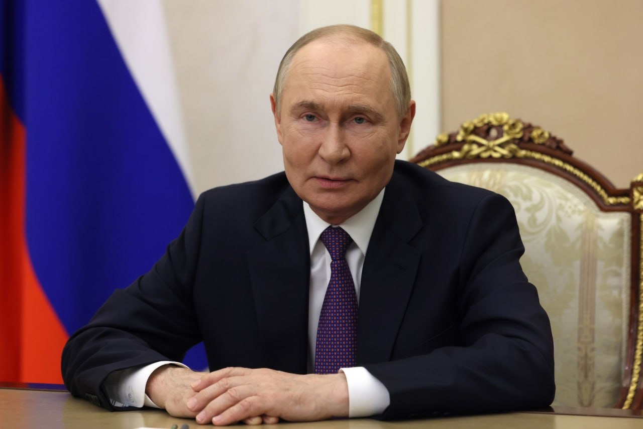 Президент России Владимир Путин заявил в приветствии участникам, организаторам и гостям международного форума «Беспилотные системы: технологии будущего» о необходимости обеспечить безопасность беспилотных систем, применяющихся в разных сферах, и защитить их от противоправного использования.   «Необходимо обеспечивать безопасность беспилотных систем и их защиту от противоправного использования, уделять приоритетное внимание совершенствованию профильного законодательства. Государство готово делать все необходимое, чтобы регуляторные механизмы в нашей стране были максимально эффективными», — говорится в телеграмме Путина, опубликованной на сайте Кремля.  Президент подчеркнул, что передовые достижения конструкторских, исследовательских команд должны в полной мере отвечать запросам бизнеса и быстро проходить путь от экспериментов и тестирования до широкого внедрения в практику.   «Мы готовы развивать кооперацию и сотрудничество в области беспилотного транспорта с надёжными партнерами — как на двусторонней основе, так и в форматах ЕврАзЭС, БРИКС, ШОС, создавать совместные предприятия, учебные центры, инфраструктуру для эксплуатации дронов», — добавил Путин.   #БАС #беспилотники