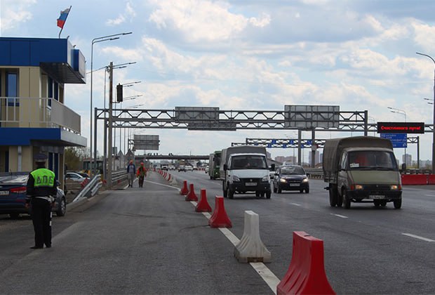 Ростовской области возбуждено уголовное дело против бывшего инспектора ДПС Сергея Золоторева.  38-летний лейтенант полиции, ранее уволенный по выслуге лет с правом на пенсию, подозревается в злоупотреблении должностными полномочиями.   Следствие установило, что в 2021 году Золоторев составил несколько административных протоколов в отношении граждан на трассе М-4 "Дон" в  Аксайском районе, которые не совершали правонарушений.   В частности, 18 мая 2021 года он составил протокол на гражданина Журавлева по статье 12.19 КоАП РФ  Нарушение правил остановки или стоянки транспортных средств , 21 мая 2021 года – на Скрипкина по части 6 статьи 12.16 КоАП РФ, а 30 июля 2021 года – на Гнидина по той же статье.   Все эти правонарушения не были совершены, что привело к нарушению прав водителей.   Сейчас Золоторев находится под стражей, а по факту возбужденного дела — и задержки передачи об этом информации начальству — назначена служебная проверка.