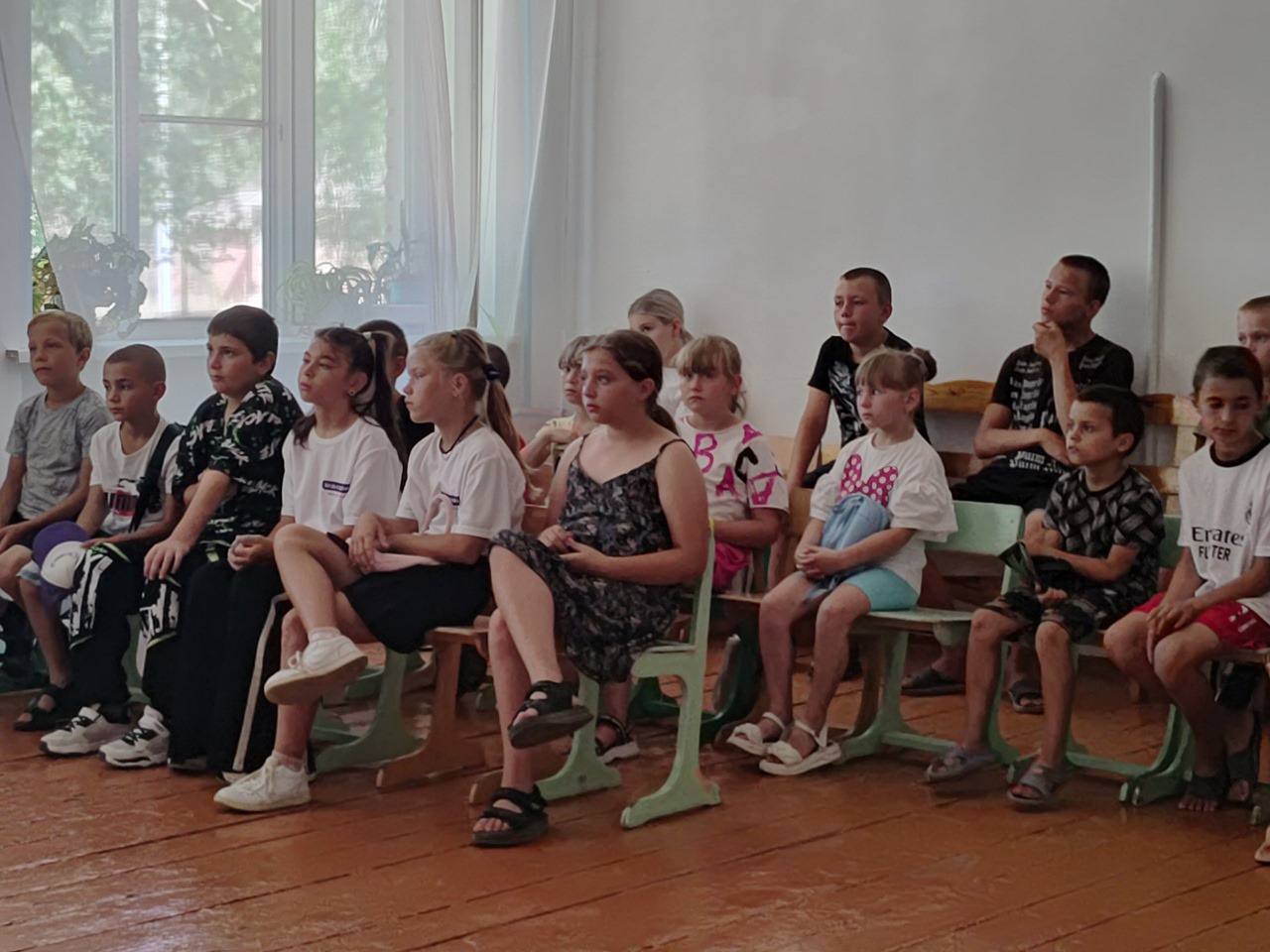 В школе № 4 села Киевка прошло мероприятие, приуроченное ко Дню памяти детей - жертв войны в Донбассе  Совместно с заведующей сельской библиотекой Зоей Васильевной Троневой для детей было организовано время для  размышлений и встречи с историей.  Ребята посмотрели документальный фильм, который раскрыл судьбы детей, пострадавших в результате военных конфликтов. Состоялся разговор о том, как важно сохранять память о тех трагических событиях, чтобы подобное никогда не повторилось.