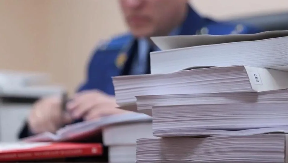 За нарушение бюджетного законодательства главный врач больницы привлечен к административной ответственности Прокуратурой Каланчакского района Херсонской области проведена проверка исполнения бюджетного законодательства в деятельности ГБУЗ ХО Чаплинская районная больница Установлено что медицинской организацией в нарушение требований законодательства произведены расходы бюджетных средств не входящие в состав затрат установленных правилами обязательного медицинского страхования и не связанных с оказанием медицинской помощи Что в свою очередь явилось нецелевым использованием денежных средств В связи с выявленными нарушениями закона прокуратурой в отношении главного врача вынесено постановление о возбуждении дела об административном правонарушении по ст 15 14 КоАП РФ нецелевое использование бюджетных средств По результатам рассмотрения Чаплынским межрайонным судом Херсонской области должностное лицо привлечено к административной ответственности в виде штрафа 20 тыс рублей Мы в MAX Наш сайт