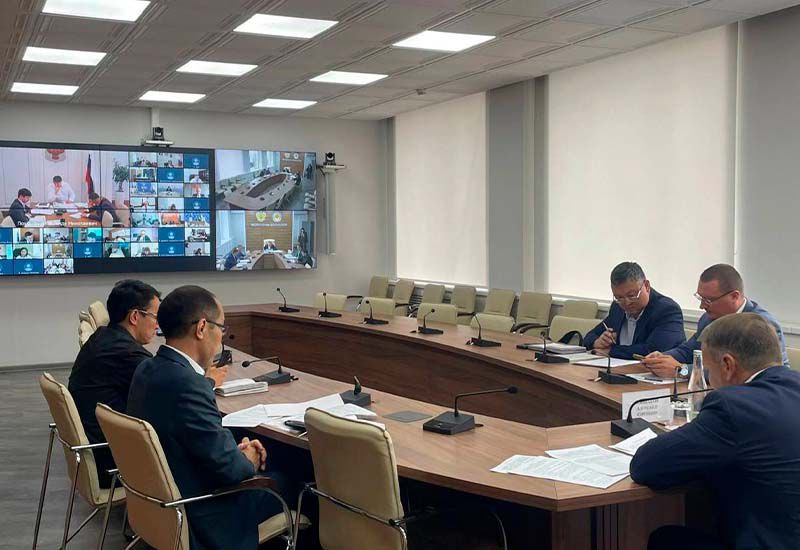 На развитие водной инфраструктуры элисты могут направить 310 миллионов рублей Накануне под председательством Первого заместителя Министра строительства и ЖКХ России Александра Ломакина состоялось совещание в рамках которого обсуждались заявки регионов на получение казначейских инфраструктурных кредитов и их доработка   В формате видеоконференции участие приняли   Заместитель председателя Правительства РК Александр Мишаков   Первый заместитель Председателя Правительства Республики Калмыкия Министр финансов Республики Калмыкия Очир Шургучеев   Исполняющий обязанности Министра жилищно коммунального хозяйства и энергетики Республики Калмыкия Константин Климентьев Как сообщил в своих социальных сетях Александр Мишаков от Калмыкии представлена заявка на 310 миллионов рублей Эти средства будут направлены на реализацию значимого для жителей проекта строительство и реконструкцию объектов водоснабжения и водоотведения в северной части Элисты   В проект входит   Строительство дополнительного участка водовода   Замена изношенных сетей   Возведение нового резервуара чистой воды Это позволит улучшить качество водоснабжения для жителей и повысить надёжность работы всей системы   Александр Мишаков заключил Уверен что системная поддержка федеральных структур и слаженная работа региональной команды позволят нам и дальше эффективно реализовывать стратегические задачи по развитию инженерной и коммунальной инфраструктуры Калмыкии Читайте новость на сайте   РИАКалмыкия РеспубликаКалмыкия