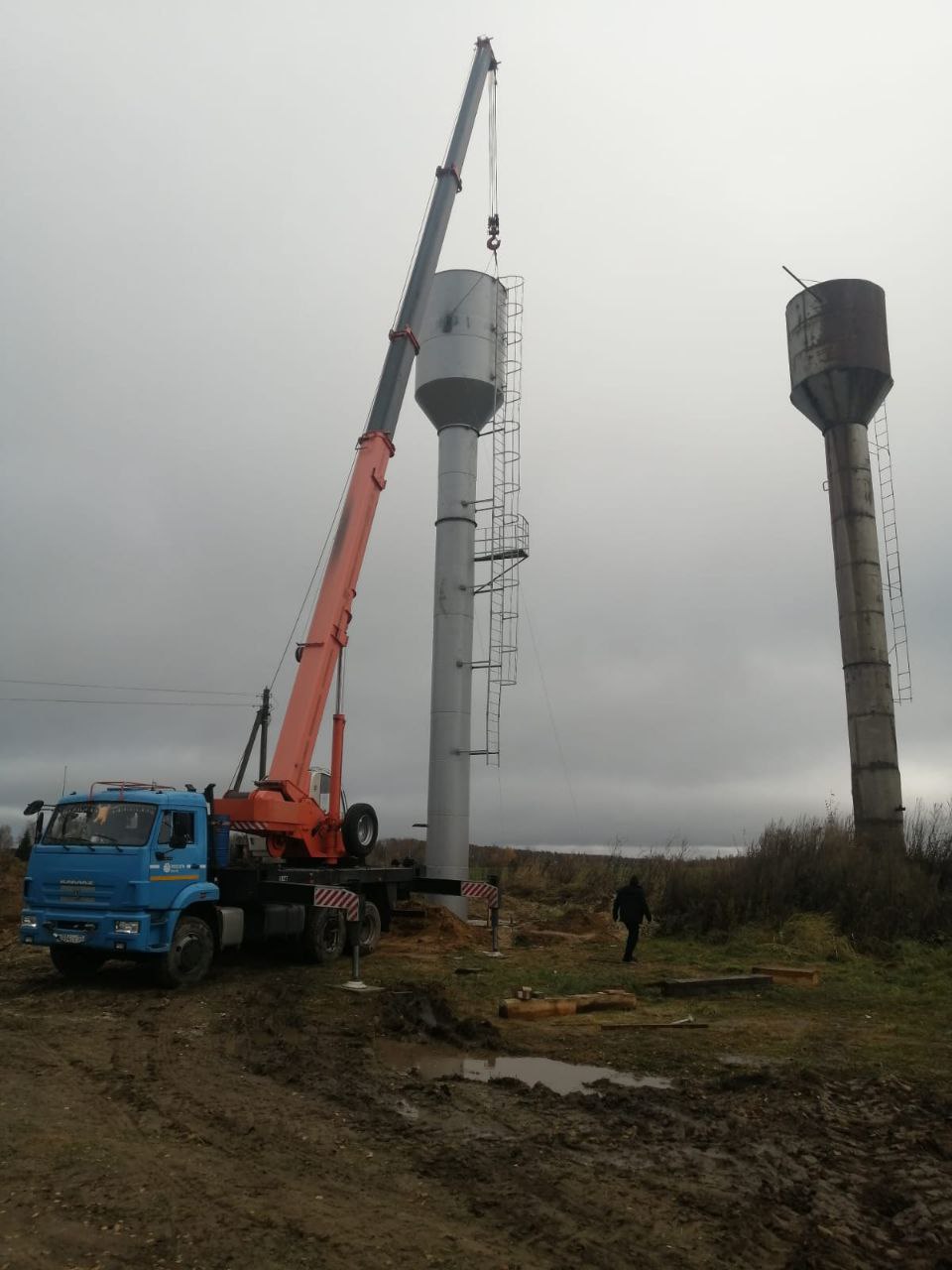 В селе Полужье установили новую водонапорную башню  В селе Полужье Брянской области на улице Луговой установили новую водонапорную башню. Об этом сообщили в администрации Выгоничского района.  Стоимость монтажа составила полтора миллиона рублей. Таким образом была исполнено обращение граждан по улучшению качества и напора воды.      подписаться   прислать новость   дать буст каналу