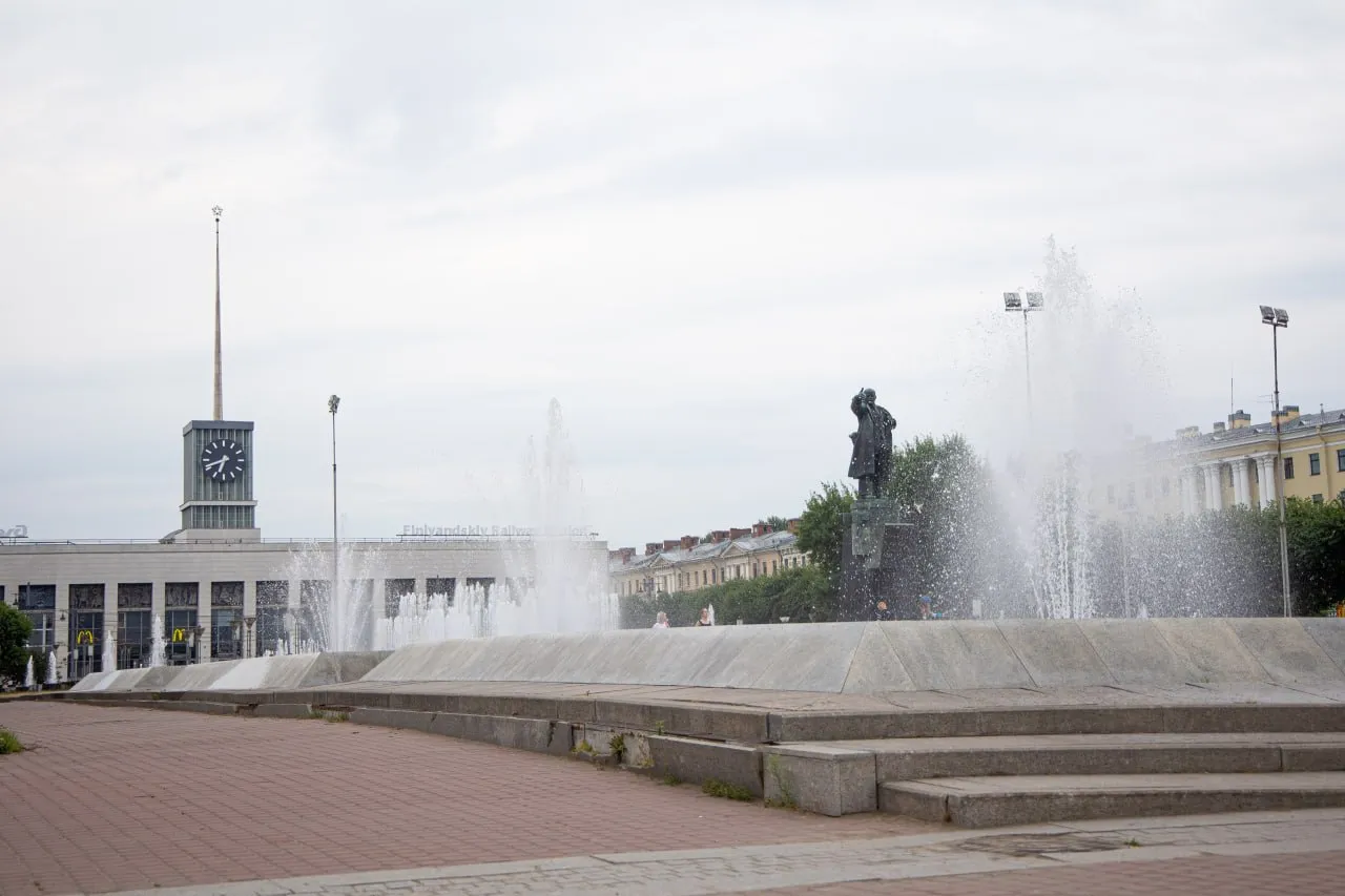 В Петербурге стартовал сезон фонтанов Специалисты Водоканала запустили 96 фонтанов еще 5 фонтанов со светомузыкальным сопровождением будут введены в работу 1 мая поскольку такие комплексы требуют более длительной подготовки и тщательной проверки всех систем Устройства работают ежедневно с 9 00 до 22 00 а крупные фонтанные комплексы функционируют до 23 00 Сезон традиционно завершится в конце сентября или начале октября в зависимости от погоды Подготовка к сезону включала монтаж оборудования проверку автоматики настройку водных картин и тестирование всех элементов для стабильной и бесперебойной работы Фото Город Подпишись на Город Telegram MAX ВК