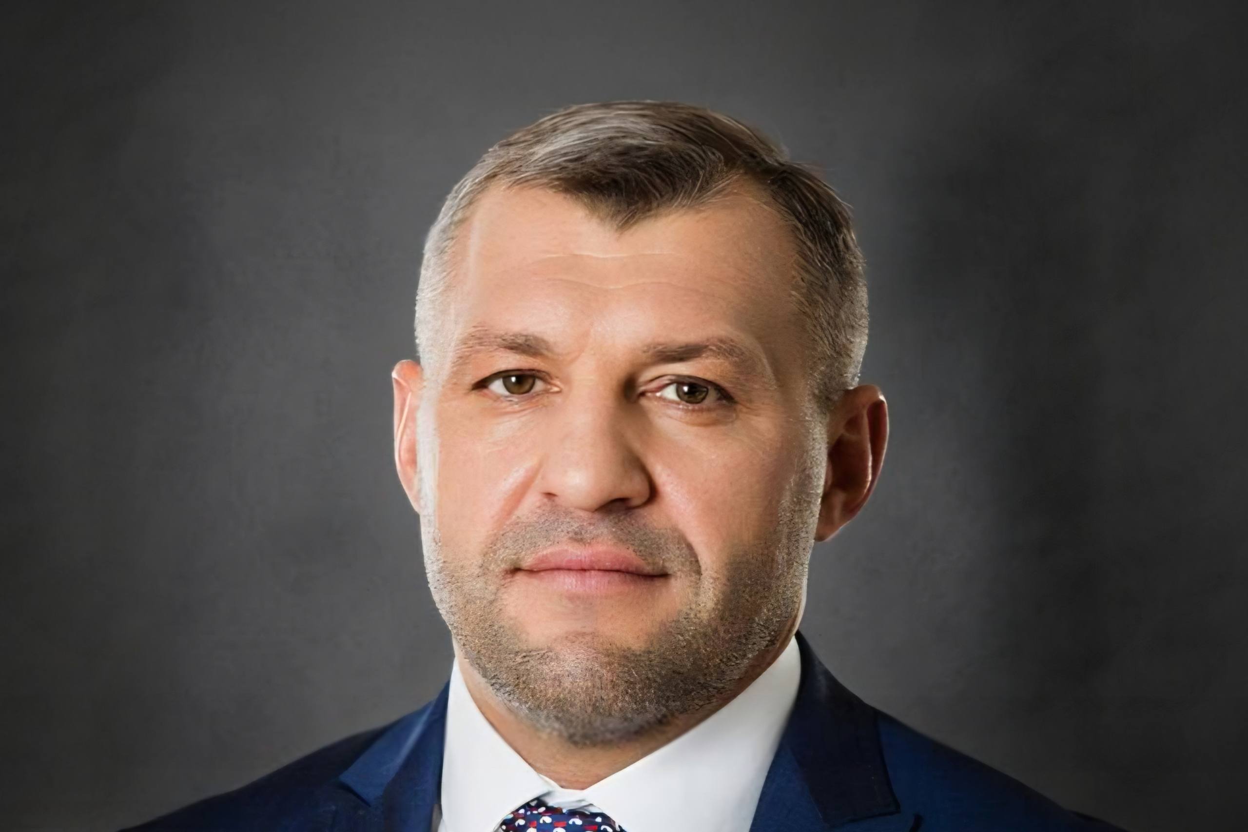 Металлоинвест сообщает об изменениях в руководстве Компании Олег Крестинин занимавший должность генерального директора Металлоинвеста с декабря 2023 года покидает свой пост и сосредоточится на принятии стратегических решений в Совете директоров Компании Новым генеральным директором назначен Александр Николаевич Попов Александр Попов занимал пост старшего вице президента операционного директора компании Норникель и входил в состав правления Норникеля Ранее Александр Попов возглавлял Быстринский ГОК Норникеля руководил Оленегорским ГОКом Северстали и ТКЗ Красный котельщик входящим в Силовые машины а также занимал управленческие должности в угольных компаниях Кузбассуголь и Воркутауголь