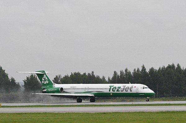 Авиакомпания TezJet приступила к полетам из Бишкека в Москву Авиакомпания TezJet Airlines начала выполнение рейсов в международый аэропорт Домодедово из Киргизской Республики По традиции первый рейс встретили водяной аркой Пассажиры вылетающие из Москвы в зоне регистрации получили сладкие подарки Об этом сообщает AVIA RU Как рассказали в пресс службе Домодедово TezJet будет выполнять рейсы из Бишкека в Москву три раза в неделю по понедельникам четвергам и субботам с перспективой увеличения частоты до ежедневной Вылет из столицы Киргизии в 06 20 прилет в Домодедово в 07 50 Обратно в Бишкек самолет отправляется в 08 50 посадка в аэропорту Манас в 16 10 В аэропорту отмечают что расписание составлено с максимальным удобством как для деловых туристов так и для трансферных пассажиров отправляющихся дальше по России на рейсах перевозчиков аэропорта Домодедово aviaru net n286826