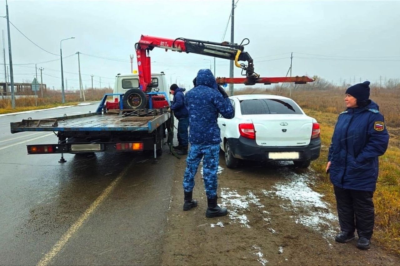 Три автомобиля арестовали на дороге Тольятти - Ягодное  Рядовые водители, скажем прямо, не самым позитивным образом оценивают такие действия представителей власти, но подчиняться им обязаны.  Так и в этот раз в поиске должников по административным штрафам на одном лишь участке дороги нашлось сразу три неплательщика налогов, штрафов за нарушение ПДД и прочих обязательств.  Одну из арестованных машин изъяли у собственника и увезли на эвакуаторе.  В общей сложности в 2024 году в соседнем с Тольятти Ставропольском районе Самарской области было составлено свыше 220 протоколов об уплате штрафов в двойном размере в связи с тем, что не был уплачен штраф, назначенный ранее.  Приставы напоминают, что существует и такая мера воздействия на злостных неплательщиков, как арест до 15 суток или обязательные работы на срок до 50 часов.    Предложить новoсть