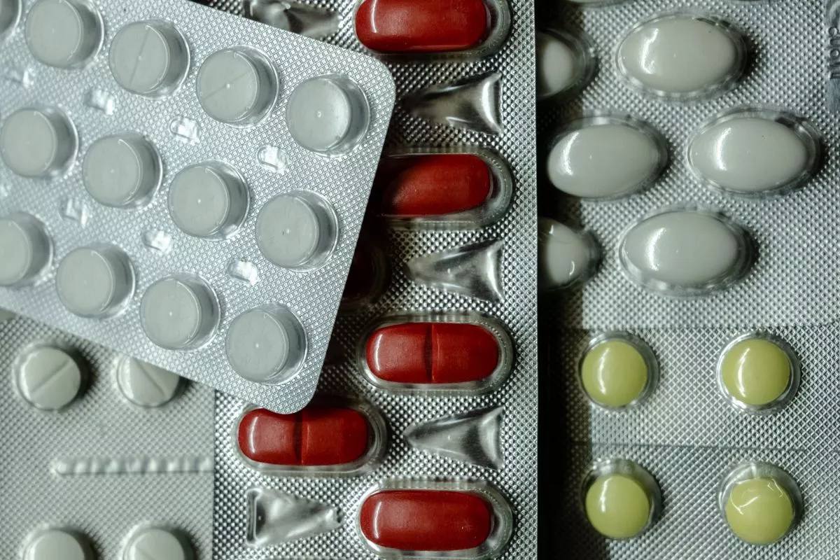 ФАС проверяет поставщиков лекарств по подозрению в картельном сговоре в Краснодарском крае Четыре компании могут быть причастны к сговору при участии в государственных торгах на поставку лекарств медицинских изделий и оборудования Закупки проводились для больниц и клиник на территории Адыгеи Крыма Северной Осетии Алании Краснодарского и Ставропольского края а также Ростовской области Под проверку попали компании ООО Альянс Мед ООО БНК ООО Медтехника Групп и ООО Стоматторг Групп Кубанские Новости Мы в MAX