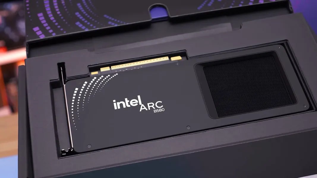 Авторы Hardware Unboxed решили сравнить разгромленную ими GeForce RTX 5060 Ti 8GB с намного более доступной Intel Arc B580, и получили весьма неожиданные результаты. B580 имеет рекомендованную цену 250 долларов, то есть она даже дешевле, чем ещё не вышедшая RTX 5060, которая появится в продаже уже совсем скоро. При этом Arc B580 располагает 12 ГБ памяти против 8 ГБ у младшей RTX 5060 Ti с ценой 380 долларов. Авторы источника взяли примерно те же игры с теми же настройками, которые они использовали в прошлом своём тесте, и у них получилось, что карта Intel зачастую заметно опережает новинку Nvidia. При этом в норме Arc B580 - это конкурент для RTX 4060.