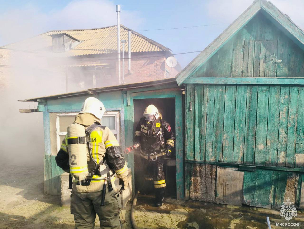 В Лаганском районе сотрудники МЧС России потушили пожар в нежилой кухне     Сегодня в 9:19 поступило сообщение о возгорании нежилой кухни по улице Советская в городе Лагань.     К месту пожара незамедлительно выехали подразделения 2-ой пожарно-спасательной части.     По прибытии, в ходе разведки, было установлено, что происходит горение кровли отдельностоящей нежилой кухни. Для тушения было сформировано 1 звено газодымозащитной службы. Сотрудники МЧС России ликвидировали пожар на площади 5 квадратных метров.     Пострадавших нет. Причина возникновения пожара, материальный ущерб и виновное лицо устанавливаются.  Обезопась свой дом:  выключай технику на ночь и уходя из жилья;  установи в каждой комнате пожарный извещатель. Прибор предупредит о возгорании громким сигналом;  приобрети огнетушитель. Справишься с огнем на ранней стадии возгорания;  при пожаре звони - 1  0  1   или 1  1  2  .   Ваша безопасность - ваша ответственность!    МЧС России   МЧС Республики Калмыкия