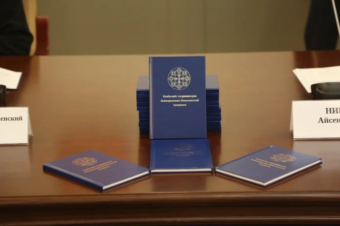 Толковый словарь библейских терминов на якутском языке презентовали в Москве Уникальное издание Толковый богословский словарь библейских терминов на якутском языке презентовали в Москве Заявляется что это первое в России подобное издание которое было создано на языке одного из народов страны Презентация состоялась в рамках празднования 155 летия Якутской епархии и стала важным шагом в развитии духовного просвещения и сохранении языкового наследия республики Подробнее читайте по ссылке Фото www sakha gov ru yk24 ru в MAX Telegram ВК VK Видео