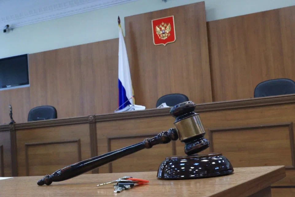 Дело о мошенничестве на сумму более 210 млн рублей при реконструкции следственного изолятора во Фролово Волгоградской области рассмотрит суд Ответчиками по уголовному делу выступают двое жителей Москвы Оба они являлись фактическими руководителями и бенефициарами ООО Артель Следствие установило что ООО Артель и УФСИН России по Волгоградской области заключили госконтракт на выполнение работ по реконструкции следственного изолятора 3 во Фролово и строительство хозяйственно складской зоны этого же учреждения Но работы подрядчик не выполнил похитив при этом более 210 млн рублей