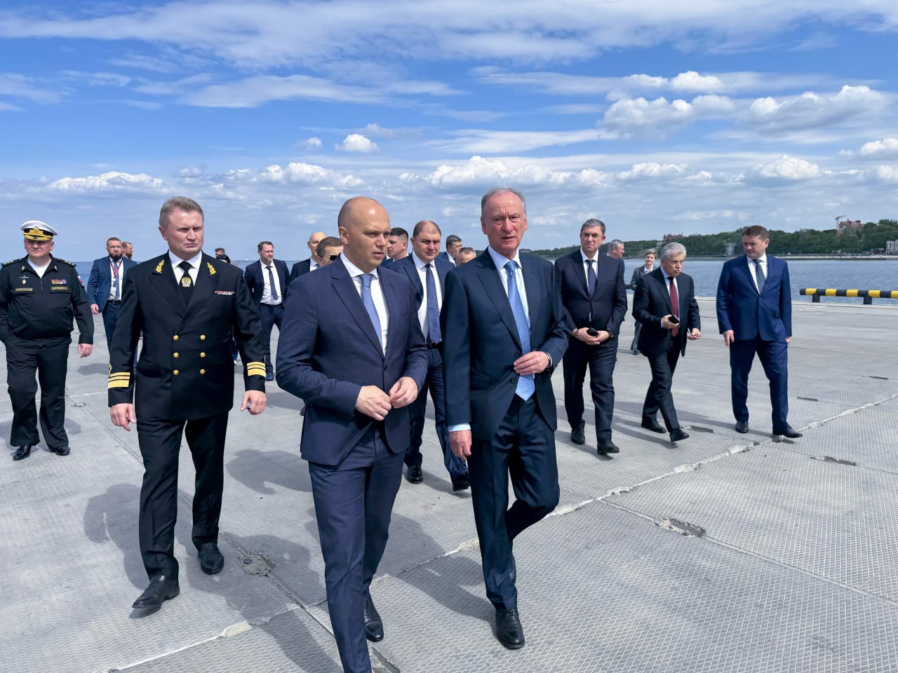 Помощник президента России, председатель Морской коллегии Николай Патрушев вместе с губернатором Калининградской области Алексеем Беспрозванных проинспектировал строящийся международный морской терминал в Пионерском. В рабочей встрече приняли участие исполнительный директор «Росморпорта» Игорь Шевчук и заместитель директора Северо-Западного бассейнового филиала предприятия – начальник Калининградского управления Андрей Мошков. Николай Патрушев осмотрел инфраструктуру терминала, в том числе здание будущего вокзала, которое возводится за счет средств «Росморпорта». Терминал станет одним из крупнейших морских комплексов в Северо-Западном федеральном округе. После завершения всех строительных работ он сможет принимать за сезон более 1 0 0 грузопассажирских и круизных судов. Его пропускная способность составит до 225 тыс. пассажиров и до 80 тыс. единиц накатной техники в год. #новостиРМП Подпишитесь на «Росморпорт»
