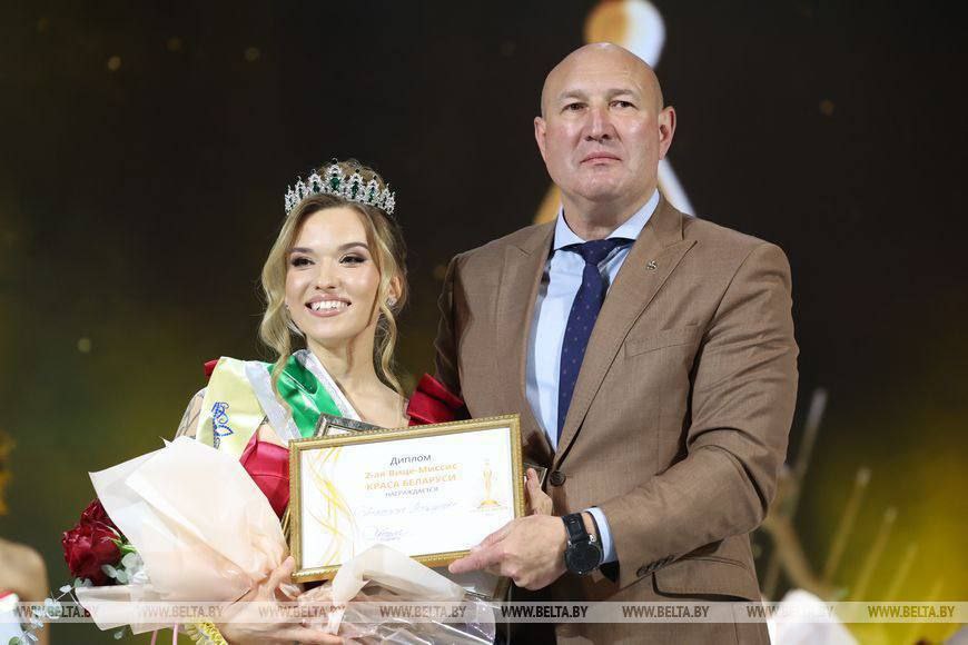 В Минске состоялся финал конкурса красоты для многодетных мам Краса Беларуси 2025 Этот замечательный конкурс проводится уже пятый год и объединяет многодетных матерей которые с гордостью заявляют о своих жизненных целях и задачах становясь ярким примером для своих детей В этом году за почетное звание победительницы боролись 15 финалисток Второй вице миссис стала Анастасия Мазуренко из Гомеля Поздравляем Анастасию с этим достижением Желаем ей новых успехов и побед Подписывайтесь