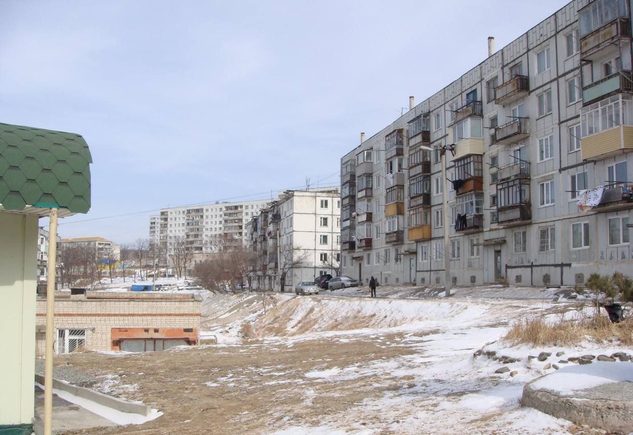 В Приморье шестиклассница заказала избиение одноклассников студентами В городе Фокино произошло жестокое нападение на учеников шестого класса Студент местного колледжа с группой поддержки из пяти человек избил двух братьев двойняшек а накануне ещё одного школьника Четвертая жертва была спасена благодаря своевременному вмешательству полиции Один из пострадавших госпитализирован с переломами носа травмой глаза и повреждениями зубов Заказчицей избиения оказалась одноклассница пострадавших которая позже заявила что пошутила Мать мальчиков опасается что организаторы и пособники останутся безнаказанными Подпишись на ПРИМОРЬЕ LIVE