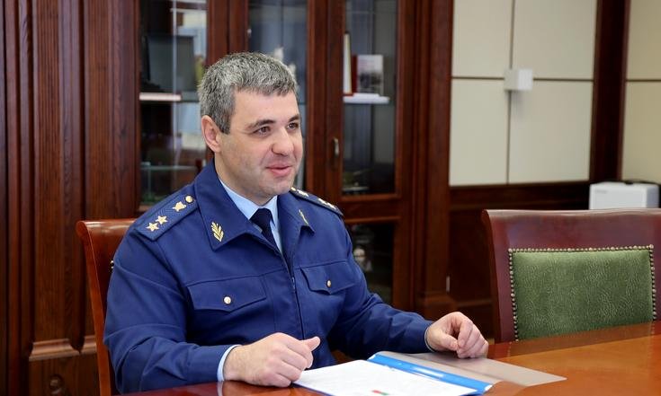Полномочный представитель Президента в СФО провёл рабочую встречу с прокурором Новосибирской области Александром Бучманом. Глава ведомства сообщил, что по инициативе прокуратуры органы государственной власти и местного самоуправления приняли решения об увеличении в 2025 году расходов областного бюджета на социальные нужды жителей области на 4,4 миллиарда рублей, местных бюджетов – на 700 миллионов рублей. На особом контроле находится восстановление трудовых прав граждан. Прокуратуре области удалось добиться выплаты более 435 миллионов рублей просроченной заработной платы и легализовать трудовые отношения более чем с 250 работниками. Полномочный представитель подчеркнул значимость надзора за реализацией мероприятий новых национальных проектов, государственных и региональных программ. «Крайне важно, чтобы выделяемые на эти цели средства расходовались эффективно и приносили максимальную пользу жителям Сибири», – сказал Анатолий Серышев. Вести. Хакасия Подписаться