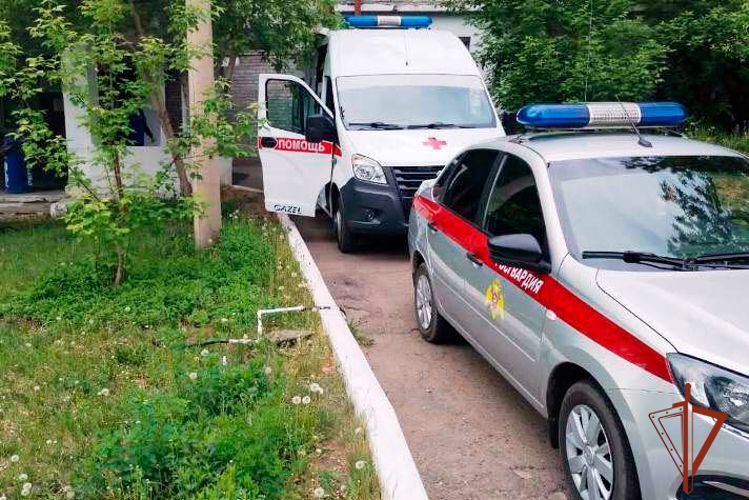 Помощь росгвардейцев понадобилась медикам из-за агрессивного прохожего Медики оказывали экстренную помощь одному из местных жителей в районе многоквартирного дома на улице Транспортная. В этот момент к машине подошёл молодой человек с признаками алкогольного опьянения. Гражданин начал словесную перепалку, в ходе которой стал наносить удары по автомобилю скорой помощи. Для пресечения противоправных действий на место оперативно прибыл экипаж Росгвардии. Для дальнейшего разбирательства росгвардейцы передали задержанного сотрудникам органов внутренних дел.