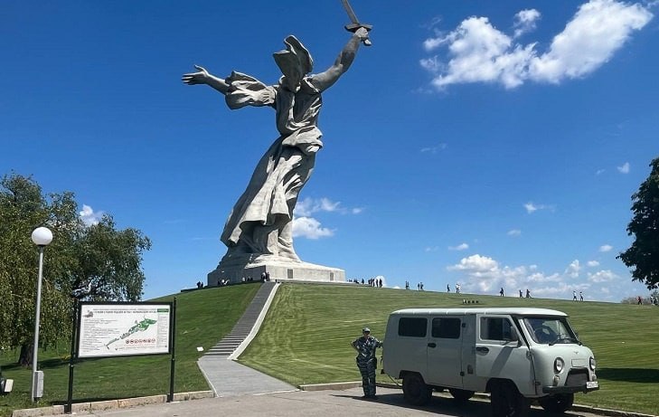 На Мамаевом кургане в монументе «Родина-мать зовёт!» обнаружили мёртвого человека Сегодня утром, 22 мая, внутри самой высокой части скульптуры — в голове — был найден труп. Сейчас на месте работают правоохранительные органы.